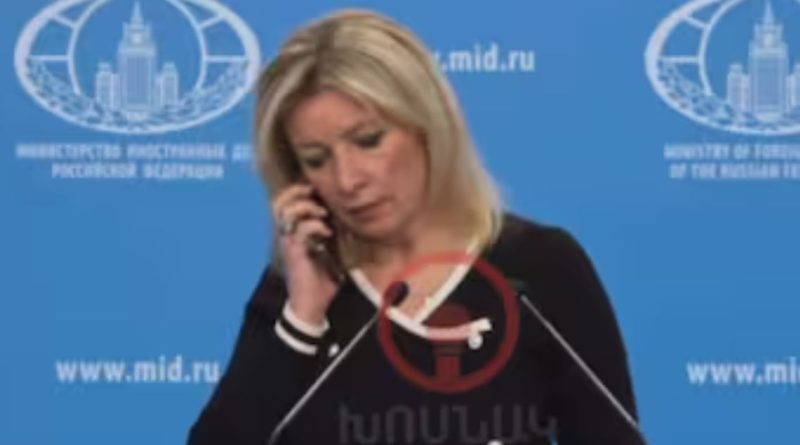 Zëdhënëses së ministrisë së Jashtme ruse i cingëron telefoni në konferencë, dikush e urdhëron të mos flasë për sulmin me raketë ndërkontinentale në Ukrainë