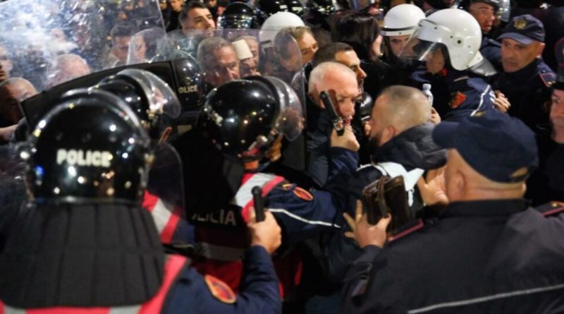 “Paralizohet” Tirana/ Tension dhe përplasje, çfarë ndodhi gjatë protestës së opozitës