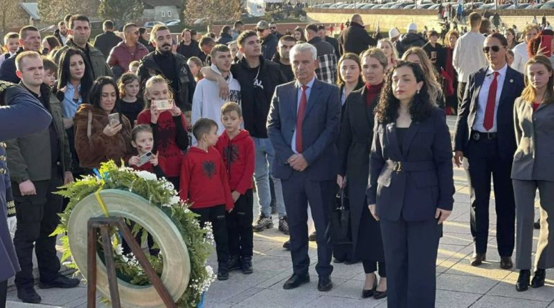 Osmani homazhe në Prekaz: Betohemi para varreve të Jasharëve se do të mbrojmë çdo cep të Kosovës