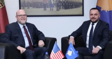 Maqedonci e nderon ambasadorin Hovenier, me medaljen për shërbim të shquar