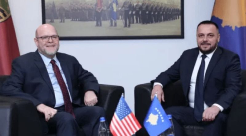 Maqedonci e nderon ambasadorin Hovenier, me medaljen për shërbim të shquar