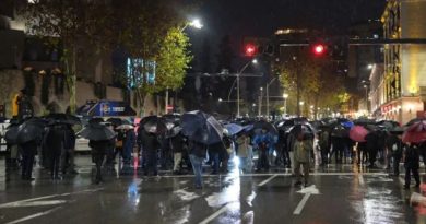 Nis protesta e opozitës në Shqipëri, qytetarët bllokojnë rrugët e Tiranës