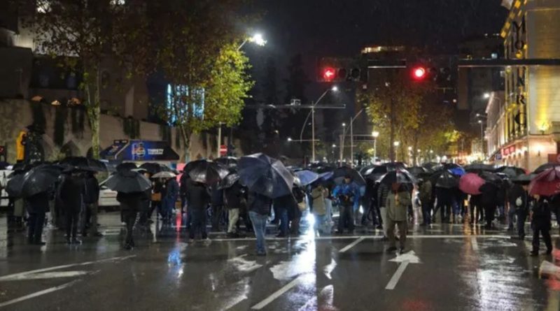 Nis protesta e opozitës në Shqipëri, qytetarët bllokojnë rrugët e Tiranës