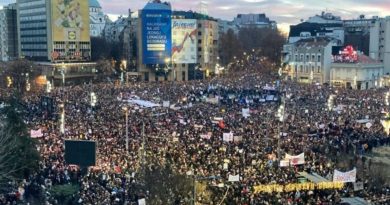 Serbia nuk gjen qetësi, mijëra studentë protestojnë për të kërkuar përgjegjësi për incidentin në Novi Sad