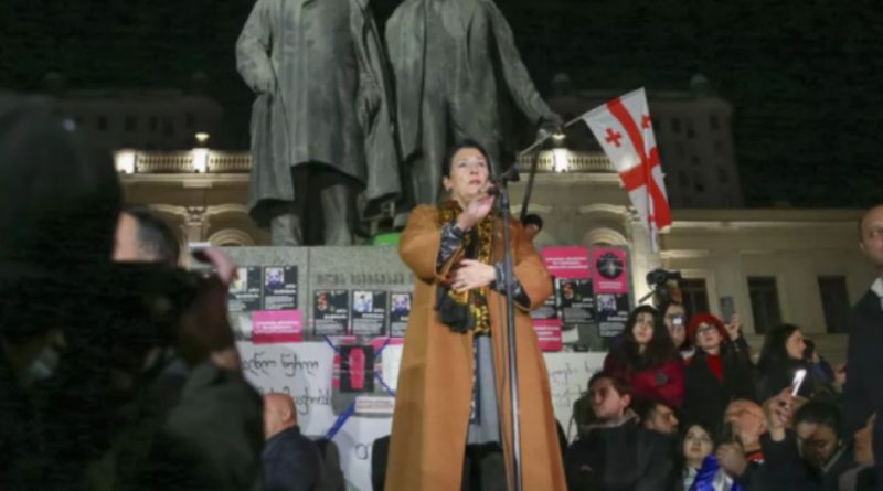 Kaos në Gjeorgji, presidentja u bashkohet protestuesve duke bërë thirrje për zgjedhje të reja