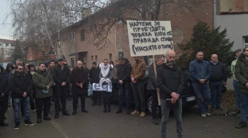 “Vuçiqi në burg”, qytetarët serbë në veri mbajnë 15 minuta heshtje për viktimat në Novi Sad