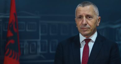 Kamberi sqaron situaten në Serbi/ Dorëheqja e Milosh Vuçeviq: Shenjë Krize apo Strategji Politike?