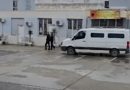 VIDEO/ GJKKO e la në “arrest me burg”, Erion Veliaj mbërrin në paraburgimin e Durrësit. Ja momenti