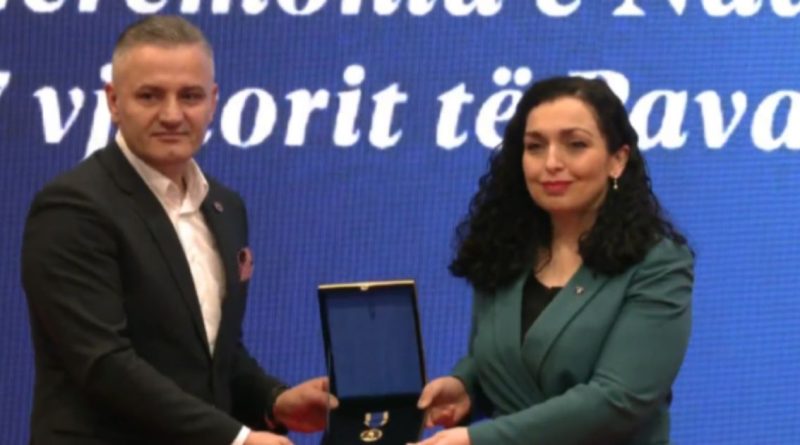 Presidentja Osmani dekoron Shaban Jasharin me titullin “Hero i Kosovës”