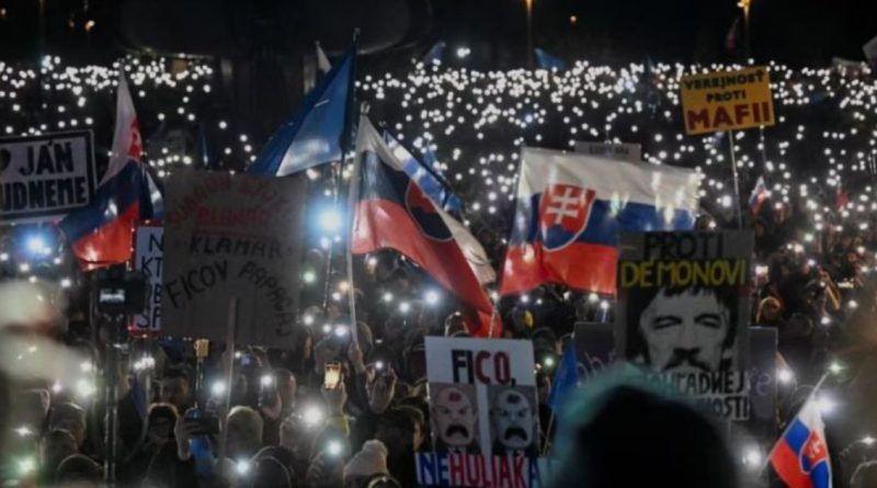 Mijëra protestues kërkojnë dorëheqjen e kryeministrit sllovak