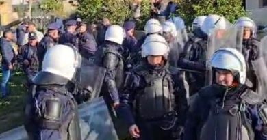 Do u merren burimet ujore për resortet e oligarkëve/ Banorët e Tragjasit protestojnë për devijimin e ujit, përplasen me policinë