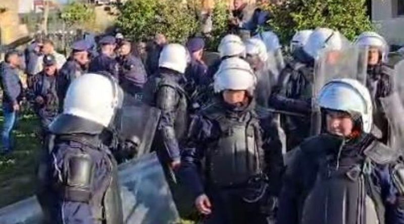 Do u merren burimet ujore për resortet e oligarkëve/ Banorët e Tragjasit protestojnë për devijimin e ujit, përplasen me policinë