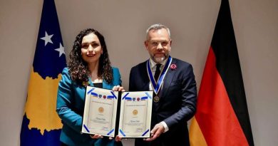 Osmani dekoron Michael Roth me Medaljen Presidenciale të Meritave