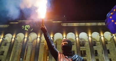 Çfarë po nxit protestat në Gjeorgji, Hungari, Rumani dhe Serbi?