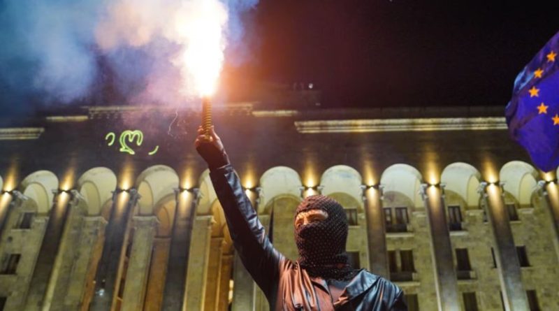 Çfarë po nxit protestat në Gjeorgji, Hungari, Rumani dhe Serbi?