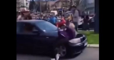 Tre të plagosur në Beograd/ Makina merr përpara protestuesit (VIDEO)