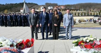 Ministrja e Drejtësisë dhe drejtori i Përgjithshëm i Shërbimit Korrektues të Kosovës nderojnë familjen Jashari