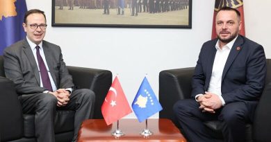 Maqedonci takohet me ambasadorin turk, diskutohet ndërtimi i fabrikës së municionit dhe dronëve