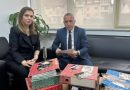 Kamberi viziton Institutin për Krime lufte në Prishtinë, dorëzon dokumente e materiale të rëndësishme