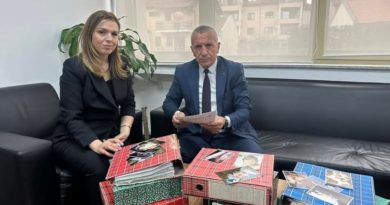 Kamberi viziton Institutin për Krime lufte në Prishtinë, dorëzon dokumente e materiale të rëndësishme