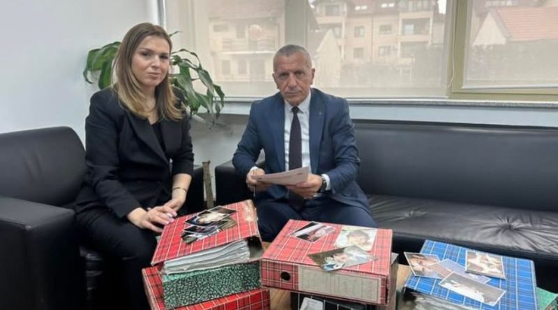 Kamberi viziton Institutin për Krime lufte në Prishtinë, dorëzon dokumente e materiale të rëndësishme