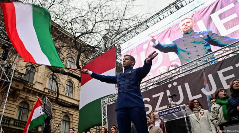 “Partia e tij kryeson dukshëm në sondazhe”. Përse rivali i Orbanit, Peter Magyar është kaq i suksesshëm?