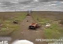 Aksioni i ukrainasve rezultoi me shkatërrimin e tankeve, autoblindave e motoçikletave ruse – pamje nga sulmi i koordinuar