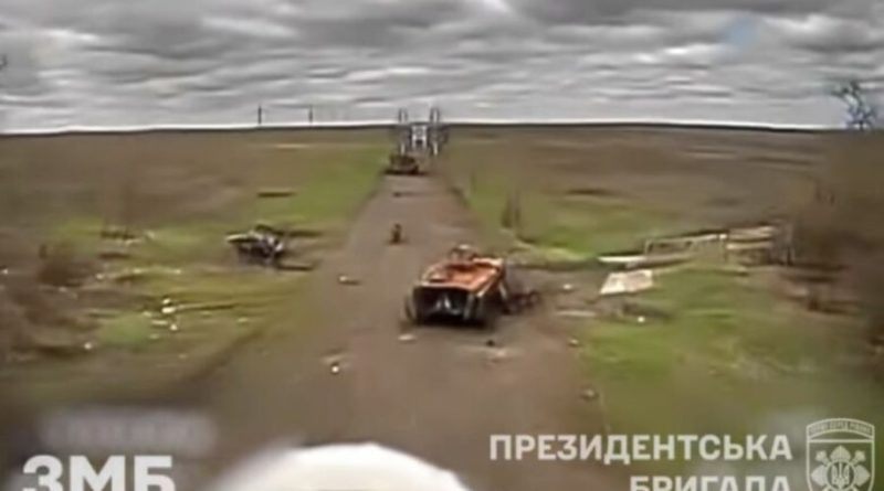 Aksioni i ukrainasve rezultoi me shkatërrimin e tankeve, autoblindave e motoçikletave ruse – pamje nga sulmi i koordinuar