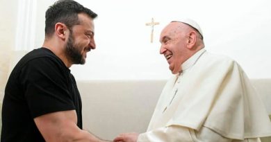 Zelensky: Falënderoj Papa Françeskun që u lut për paqen në Ukrainë