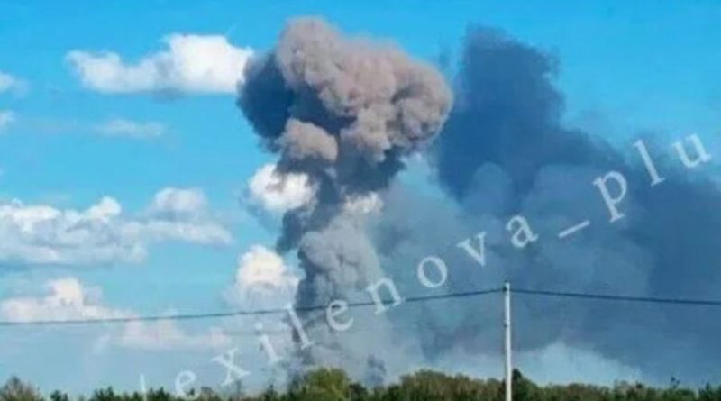 Një nga depot më të mëdha të armëve të Putinit është në flakë pas një shpërthimit gjigant