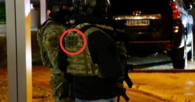 Formacioni shumëngjyrësh i Ministrisë së Brendshme të Republikës Serbe, me emblema të ushtrisë serbe në mbrojtje të Dodikut