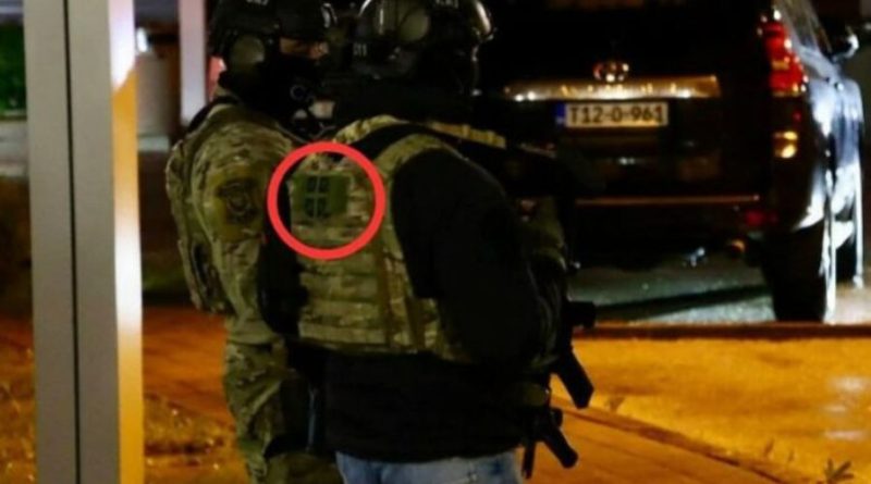 Formacioni shumëngjyrësh i Ministrisë së Brendshme të Republikës Serbe, me emblema të ushtrisë serbe në mbrojtje të Dodikut