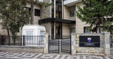 Kushtetuesja hedh poshtë LDK-në dhe PDK-në/ Hyn në fuqi Ligji për zyrtarët publikë