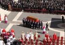 Nis ceremonia mortore e Papa Françeskut, arkivoli vendoset në sheshin e Shën Pjetrit