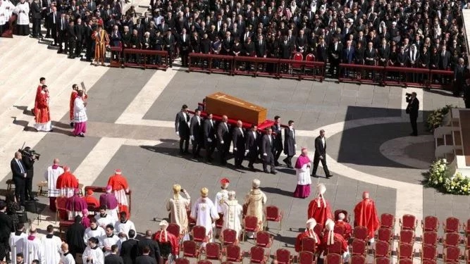 Nis ceremonia mortore e Papa Françeskut, arkivoli vendoset në sheshin e Shën Pjetrit