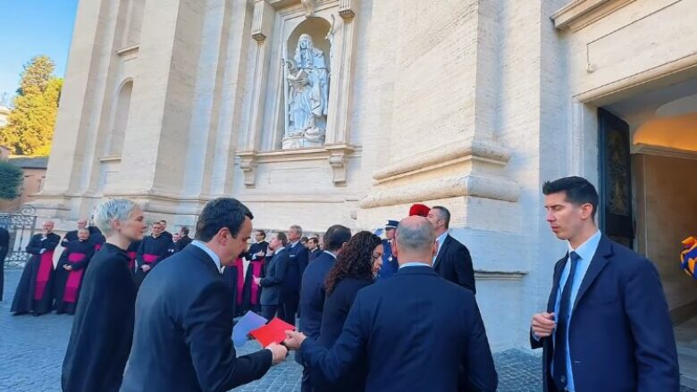 Pamje nga Vatikani, presidentja Osmani dhe kryeministri Kurti arrijnë në bazilikën “Shën Pjetri”