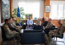 Komandanti amerikan viziton në zyrë Lulzim Hetemit, flasin për përkushtimin e Komandës Lindore për sigurinë e të gjithëve në Kosovë