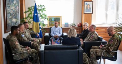 Komandanti amerikan viziton në zyrë Lulzim Hetemit, flasin për përkushtimin e Komandës Lindore për sigurinë e të gjithëve në Kosovë