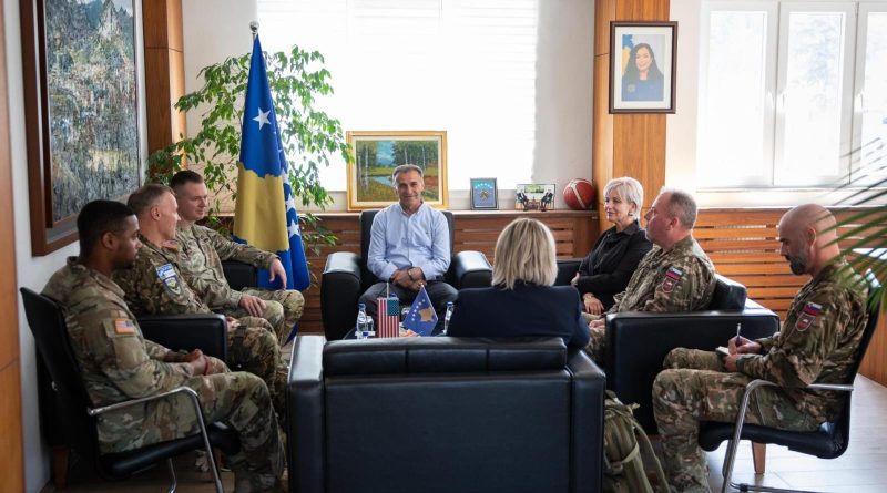 Komandanti amerikan viziton në zyrë Lulzim Hetemit, flasin për përkushtimin e Komandës Lindore për sigurinë e të gjithëve në Kosovë