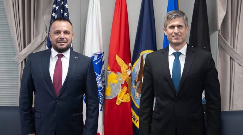 Ministri Ejup Maqedonci vizitë në ShBA, pritet në takim në Departamentin e Luftës nga Ndihmës Sekretarin i Luftës, Daniel Zimmerman