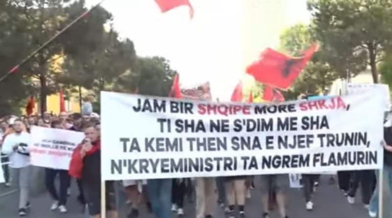 “Shqipëria nuk është në shitje!”/ Nis protesta e tretë e qytetarëve kundër projektit në Zvërnec