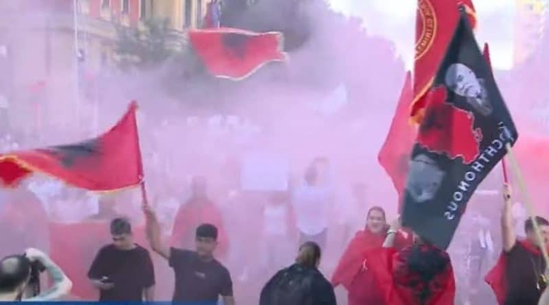 Flamuj dhe flakadanë! Bulevardi “ndizet” kuq e zi, qytetarët kërkojnë largimin e Ramës