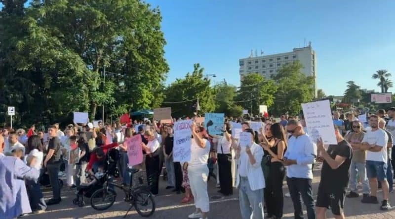 Edhe Elbasani ngrihet në protestë, qytetarët thirrje: ‘Dorëheqje, poshtë qeveria’