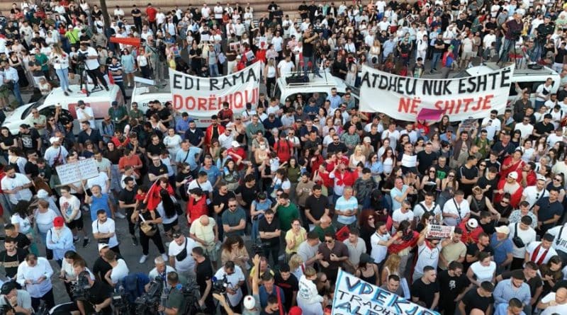 “Rama n’burg, Berisha n’burg”/ Dita e 10-të e protestës madhështore në Tiranë, qytetarët marshojnë drejt kryeministrisë