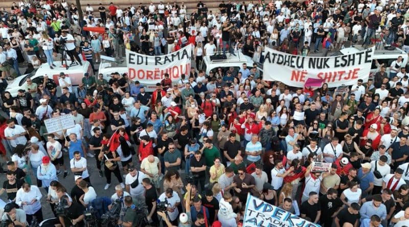 Tre skenarë që mund të pasojnë suksesin e protestës qytetare në Shqipëri