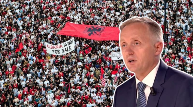 Protesta është politike, problemi është se kemi harruar çfarë do të thotë politikë