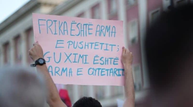 BIRN: Protestuesit akuzojnë policinë për “taktika intimidimi” me procedimet masive
