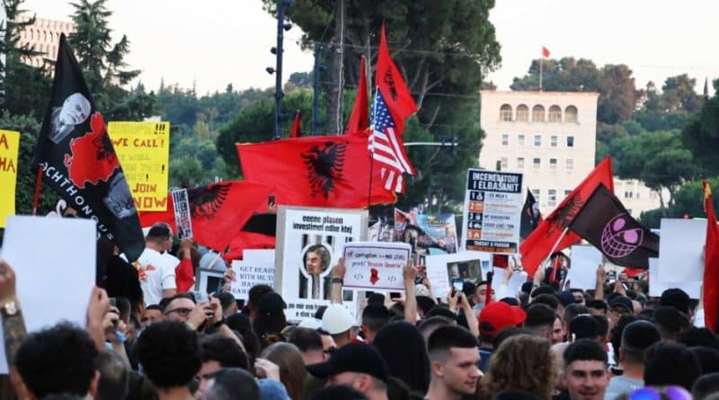 Protestë maratonë që prej orës 10:00/ Qytetarët nisen drejt Kryeministrisë: Rama jepe dorëheqjen, ju erdhi fundi!