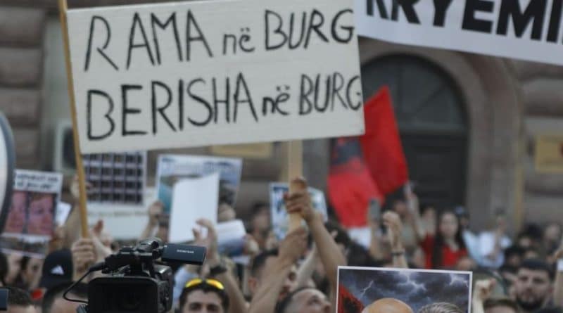 Si u përdorën fotot me IA dhe kamerat e policisë kundër protestës për Zvërnecin