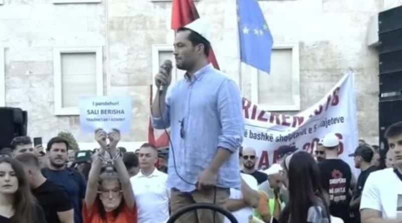 “Rama ki kujdes, kjo rini tund malet”/ Fjalimi rrëqethës i mjekut që u bë viral: Duam Shqipërinë, Europa do të na presë! Nëse jemi të zotët e vetes s’ka derë që na mbyllen
